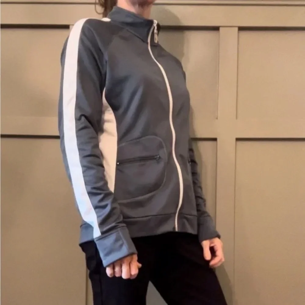 ALO Yoga Cool Fit Full Zip Jacket The Stanley Hotel Gray White Size Medium